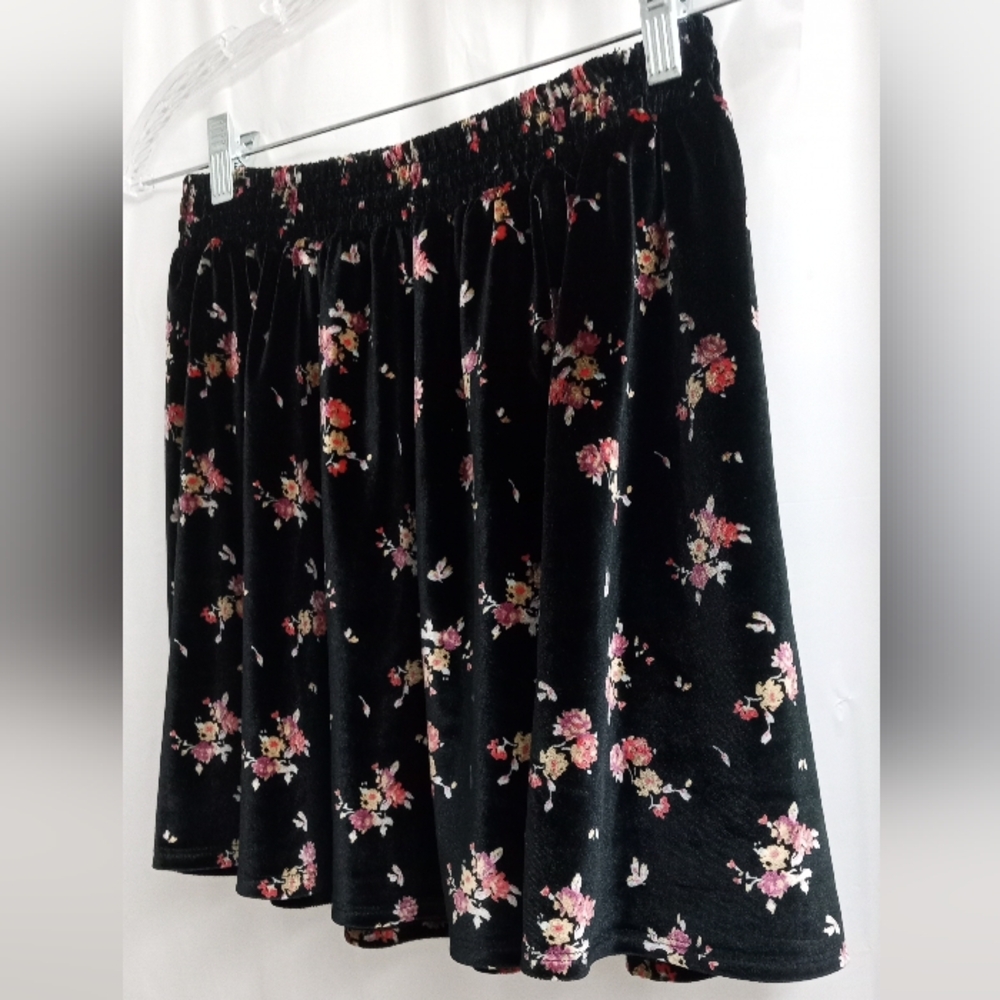 Ecote Black Velvet Red Roses Skater Skirt - Size: S - Picture 3 of 7